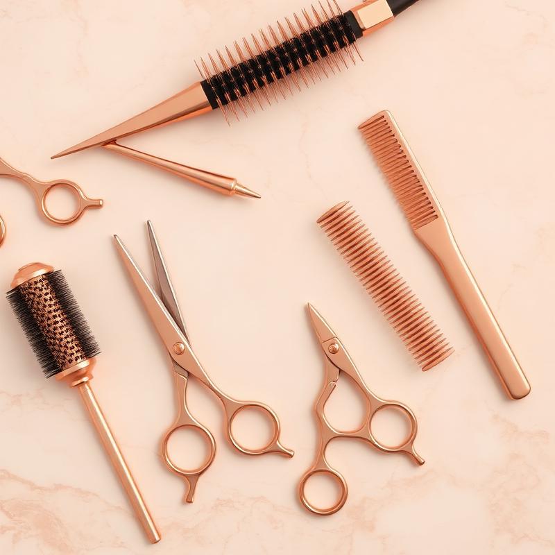 Outils de coiffure professionnels disposés sur une surface claire
